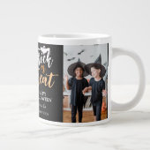 トリックまたは治療 |ハロウィン不気味家族の写真 ジャンボコーヒーマグカップ (右)