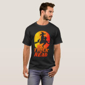 トリックま読たは司書ハロウィーンの魔女の猫のティーシュ Tシャツ (正面フル)