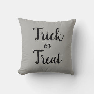 トリックオートリートハロウィーングレー装飾用クッション クッション