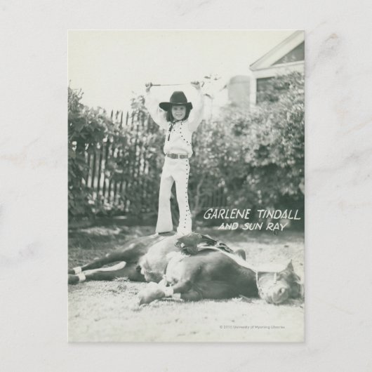 トリックホースの上に立っているガリーン・ティンダル。 ポストカード (正面)