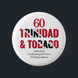 トリニダード60周年独立記念日 缶バッジ<br><div class="desc">独立スタイリッシュ60周年トリニダード祝の60周年における愛国的なトリニダード60周年の独立ボタン。このデザインは、トリニダード・トバゴの有名な黒い旗ストライプのにトリニダード・トバゴを赤いタイポグラフィで60はっきりした、黒い文字で1962年から2022年の間で表示している。1962-2022および60はカスタマイズ可能なので、名前を追加したり、自分の文字を作成したりできます(例えば、家族の名前、グループまたはイベント（または削除）。このトリニダードの独立ボタンは、愛国的なトリニスのための理想的な好意の贈り物または与え祝る – この重要な記念日、誕生日または記念日と結婚、あなたのお祝いや慣例などで。マッチングTRINIDADIANパーティー供給とギフトアイディアは、BereanデザインによるTRINIDAD AT 60 Collectionで入手できる。</div>