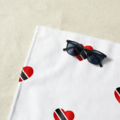 トリニダード・トバゴハート国旗の名前と白 ビーチタオル (インサイチュ)