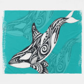 トリバルオルカブラシティール(緑がかった色) フリースブランケット (正面(横))