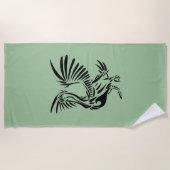 トリバルペリカンアートオングリーン ビーチタオル (正面)