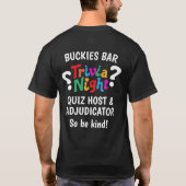 トリビア・ナイト ゲーム・ナイト カラフル 楽しい クイズ 主催者 Tシャツ (裏面)