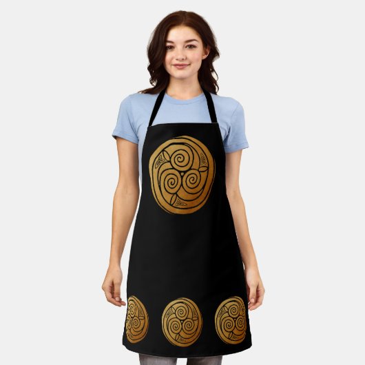 トリプルケルト結び目模様スワールマンダラ エプロン (着用した状態)