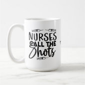 トリプルシリンジナースがショットを呼び出おもしろいすナース コーヒーマグカップ (左)