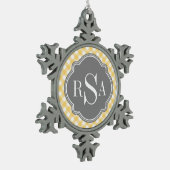 トリプルモノグラムグレーイエローギンガムパターン スノーフレークピューターオーナメント (左)