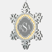 トリプルモノグラムグレーイエローギンガムパターン スノーフレークピューターオーナメント (右)