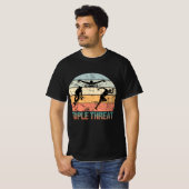 トリプル脅威 – トライアスロンアスリート Tシャツ (正面フル)