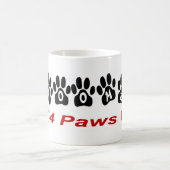 トリマーは4つの足マグを持ち上げます コーヒーマグカップ (中央)