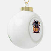 トリートバケットクラシックTシャツの黒い子猫 セラミックボールオーナメント (左)