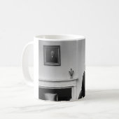 トリートメントを与えるLBJ コーヒーマグカップ (正面左)