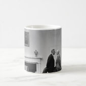 トリートメントを与えるLBJ コーヒーマグカップ (中央)