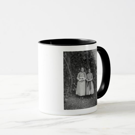 トルコの女子美術学校の学生 マグカップ (正面右)