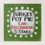 トルコポットパイレビュー5スタージグソーパズル ジグソーパズル<br><div class="desc">「トルコおもしろいポットパイ：おすすめ可能、5つ星」と書かれたタイポグラフィックデザイン。白い長方形の上に黒と赤の文字が並び、その周りに白いドットが付いたファンキーり、すべてよくはしゃぐが緑の背景に付いている。</div>