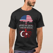 トルコ人の根のトルコのデザインと   育つアメリカ人 Tシャツ (正面)