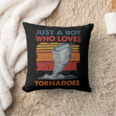 トルネドアートウェザーストームトルナを愛するジャスト・ボーイ クッション (ブランケット)