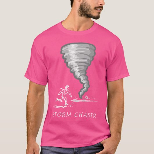 トルネードに向かって走る男のストームチェイシングが面白い Tシャツ (正面)