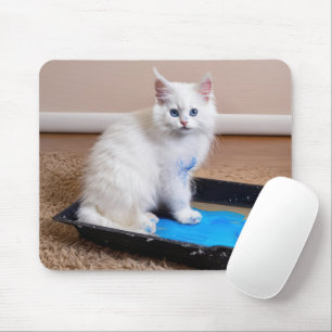 トレイに白い絵を描子猫 マウスパッド