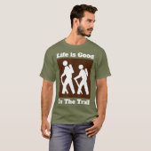 トレイルのハイキングのサインは人生が良い Tシャツ (正面フル)