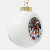 トレイング・ウォーカークリスマスハットで雪を発見 セラミックボールオーナメント (左)