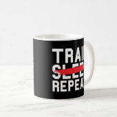 トレインスリープリピートフィットネスジムワークアウトエクササイズT コーヒーマグカップ (正面右)