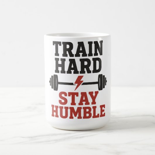 トレイン懸命ステイ謙虚 – ヴィンテージジム動機De コーヒーマグカップ (中央)