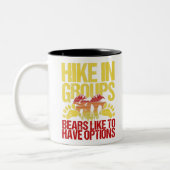 トレッおもしろいカーのヴィンテージハイキングことわざ ツートーンマグカップ (左)