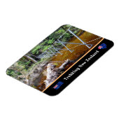 トレッキング&ワイヤブリッジ – ワイルダネス/ニュージーランド マグネット (左側)