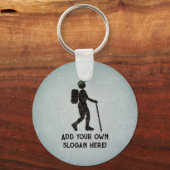 トレックとハイキングをテーマにした歩くガイ、自分の文字 キーホルダー (正面)