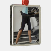 トレッドミルの女性の歩くの低いセクション メタルオーナメント (右)