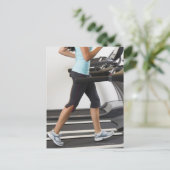 トレッドミルの女性歩くの低い部分 ポストカード (スタンド正面)