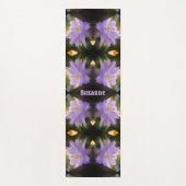 トレリスのラベンダークレマチスパーソナライズされた花 ヨガマット (正面)