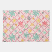 トレリス付きのピンク色の背景に雪の結晶 キッチンタオル (横)