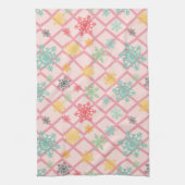 トレリス付きのピンク色の背景に雪の結晶 キッチンタオル (縦)