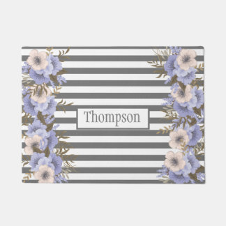 トレンのようなほこりっぽい青い花モノグラムストライプグレイ ドアマット