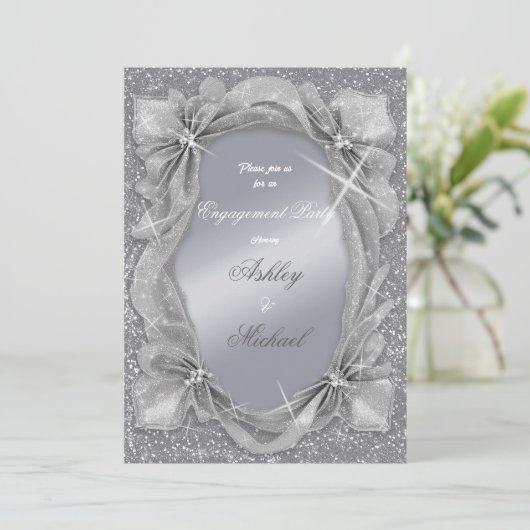 トレンディでおしゃれなシルバー、ファッショナブルなエンゲージパーティー 招待状 (スタンド正面)