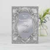 トレンディでおしゃれなシルバー、ファッショナブルなエンゲージメントパーティー 招待状 (スタンド正面)