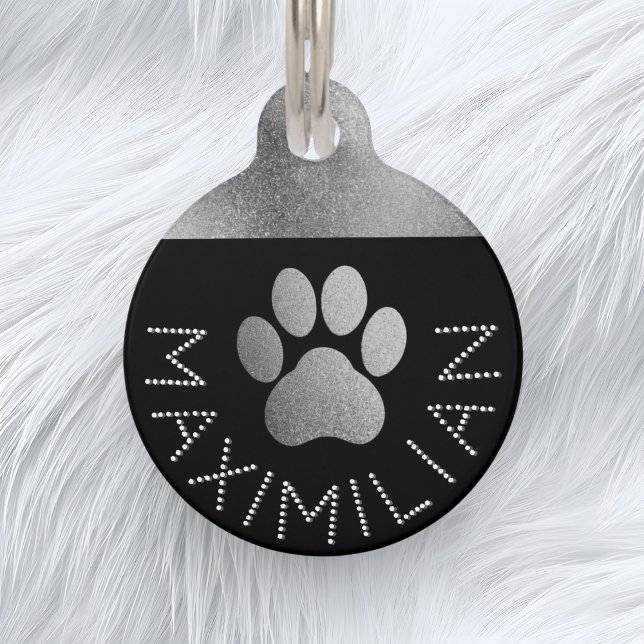トレンディなスパンコール銀デザインの犬用アクセサリー ペット　ネームタグ (A personalized dog ID tag in faux silver and black, with glitter-effect pawprint and faux diamante)