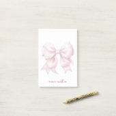 トレンディなピンクの弓　名前のイニシャル入り ポストイット (デスク上)