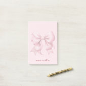 トレンディなピンクの弓 名前のイニシャル入り ポストイット (デスク上)