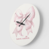 トレンディなピンクの弓 名前のイニシャル入り ラージ壁時計 (傾斜)