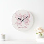 トレンディなピンクの弓 名前のイニシャル入り ラージ壁時計 (ホーム)