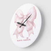トレンディなピンクの弓 名前のイニシャル入り ラージ壁時計 (傾斜)