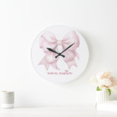 トレンディなピンクの弓 名前のイニシャル入り ラージ壁時計 (ホーム)