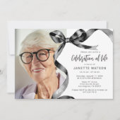 トレンディなブラックボウフォトによる人生のお祝い 招待状 (正面)