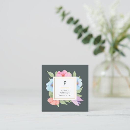 トレンディーかわいい水色ピンク金ゴールド花モノグラム スクエア名刺 (スタンド正面)