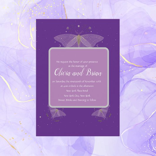 トレンディーと神秘的な紫色の蛾の結婚式招待状 招待状