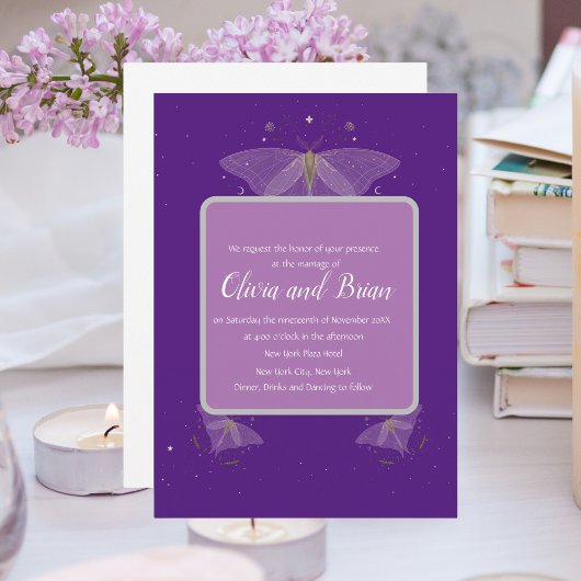 トレンディーと神秘的な紫色の蛾の結婚式招待状 招待状